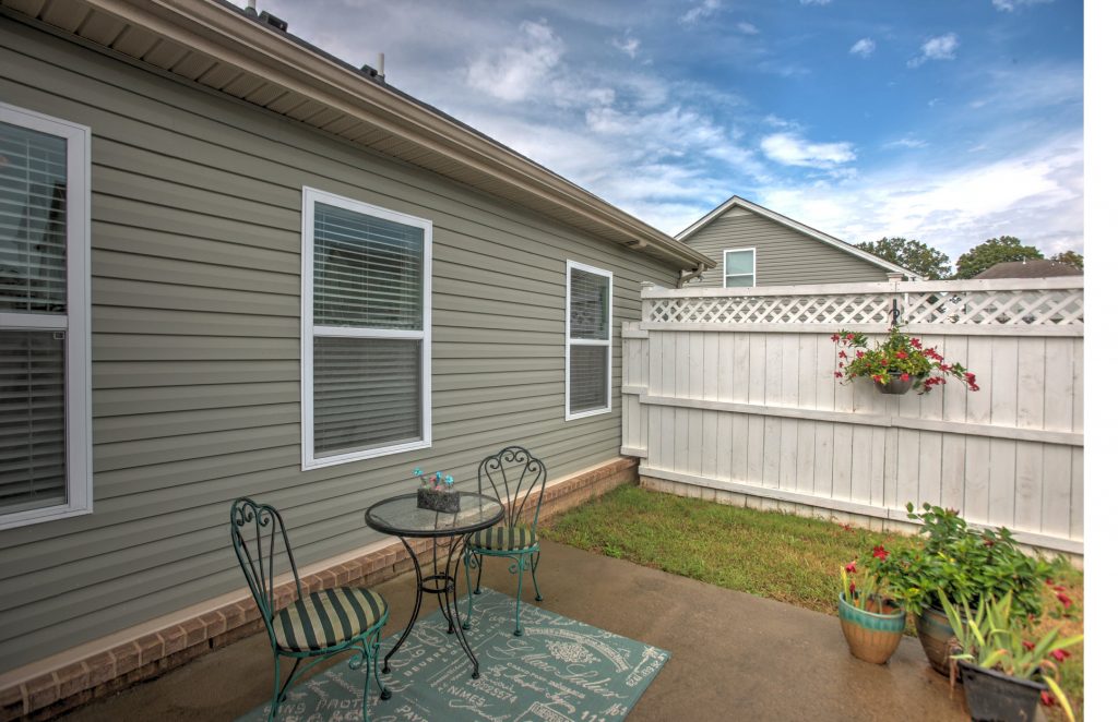 backyard-home-patio-white-fenc